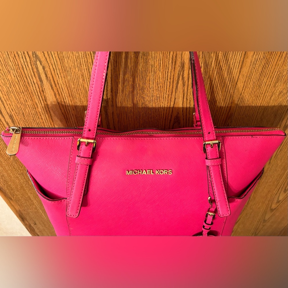 Michael Kors Textured Saffiano Pink Leather Jet Set Tote - Picture 4 of 13